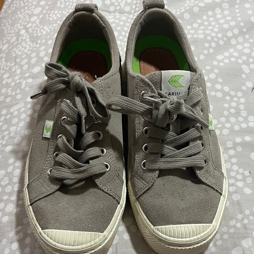 Cariuma Taupe Sneakers with Green Details